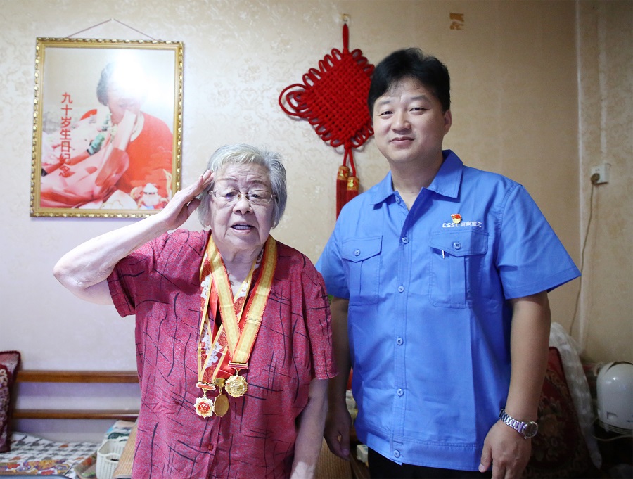 慰問抗戰(zhàn)老同志.jpg